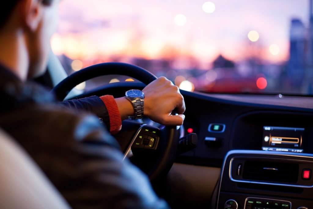 Volante de automovil representando como conducir legalmente en el extranjero