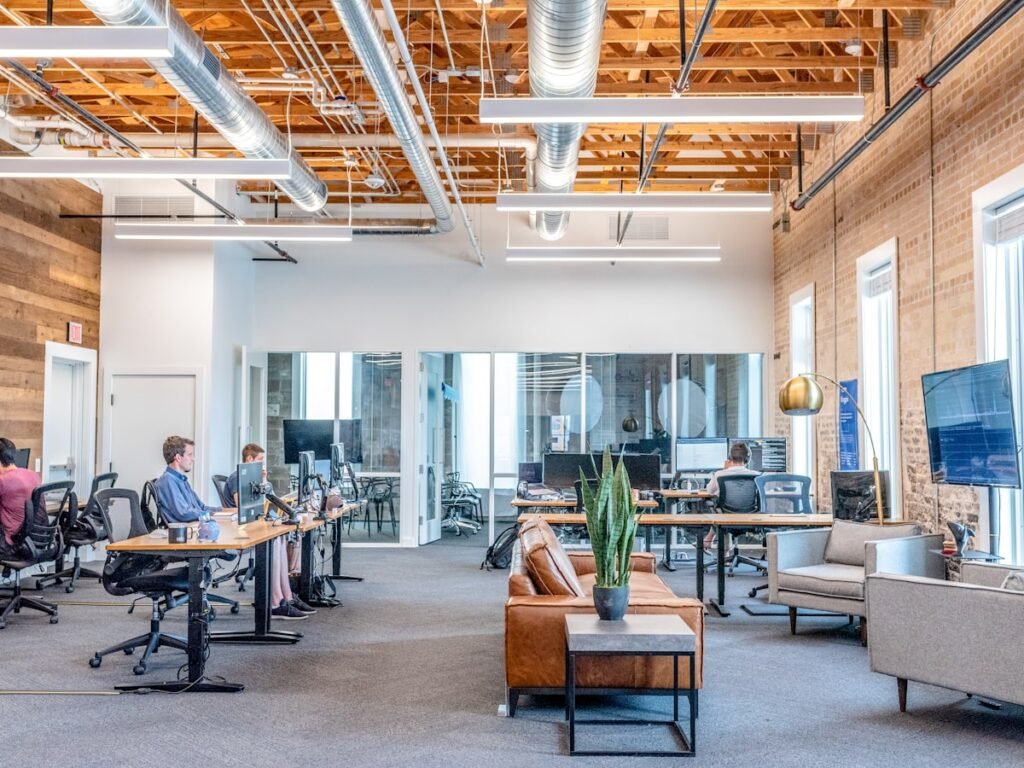 Emprendedor latino trabajando en su empresa en Estados Unidos