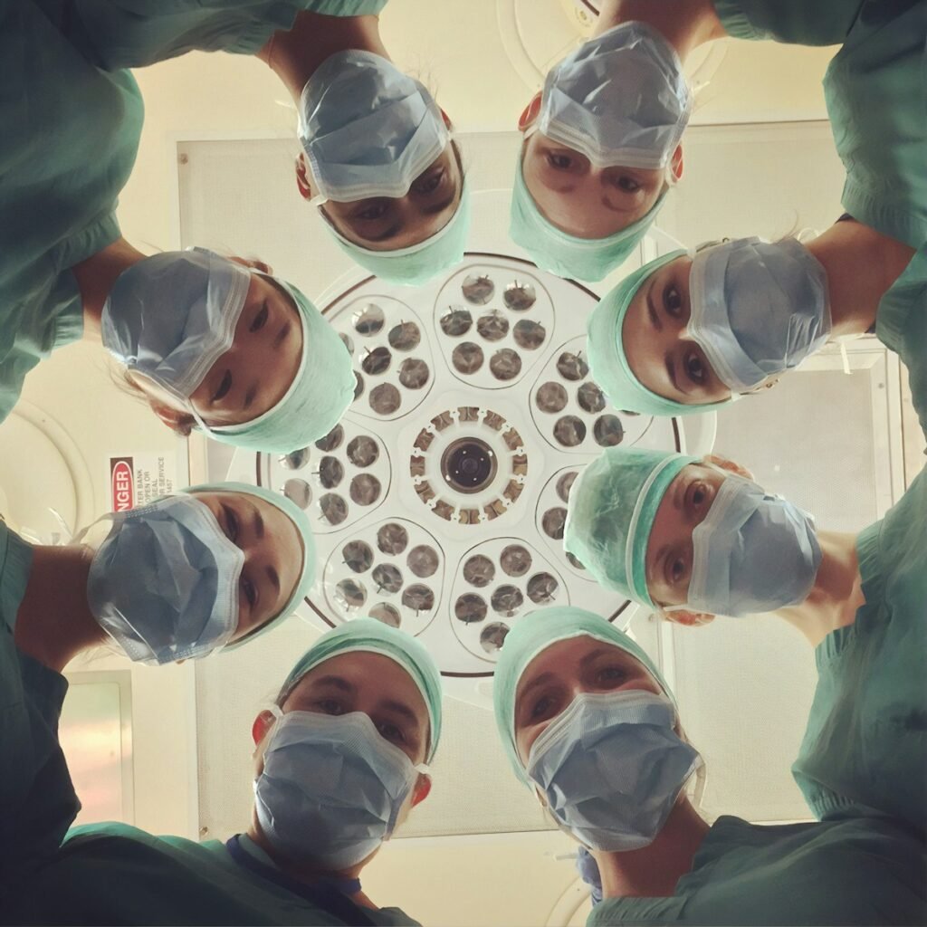 Profesional de salud con estetoscopio representando el sistema medico en USA