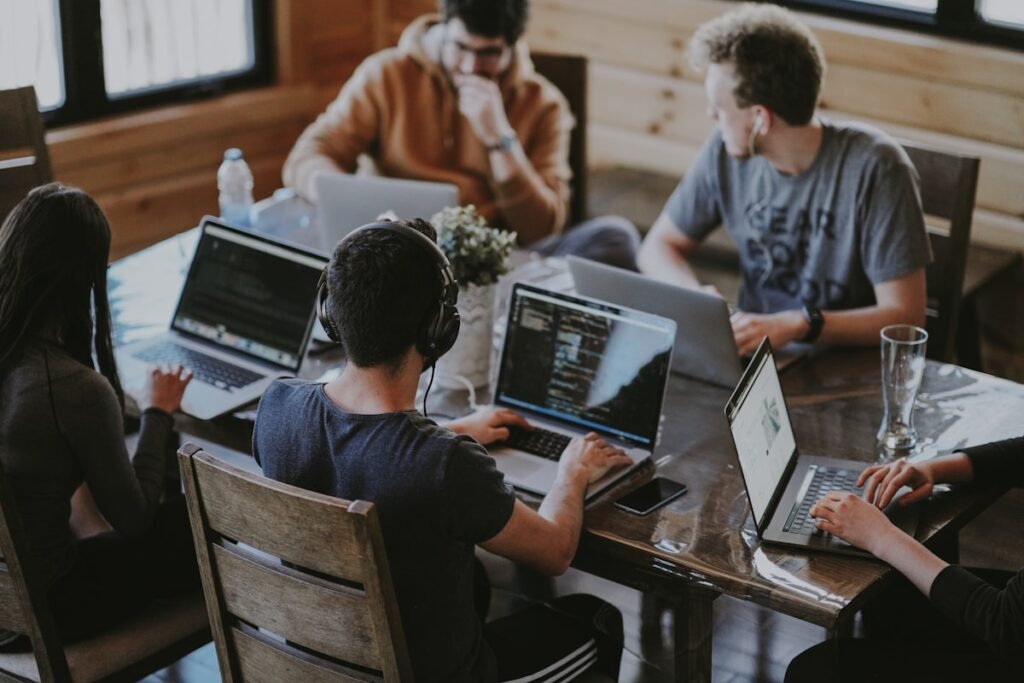Persona trabajando remotamente con laptop en un ambiente moderno