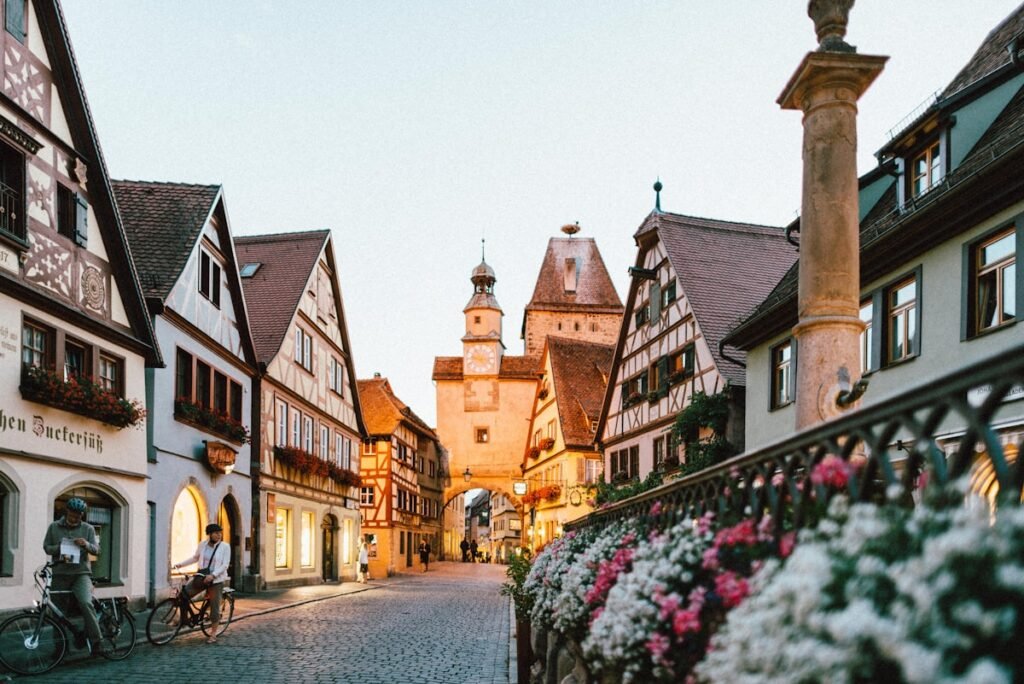 Vista de ciudad europea con arquitectura historica representando destinos del espacio Schengen