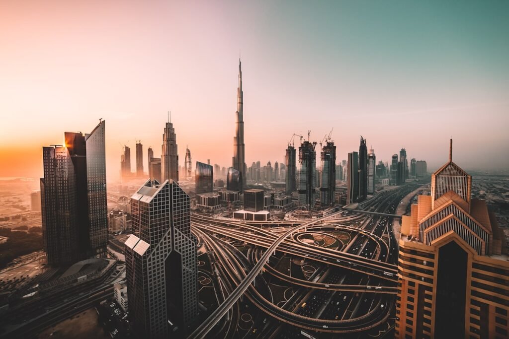 Rascacielos de Dubai representando oportunidades de trabajo para latinos en Emiratos Arabes