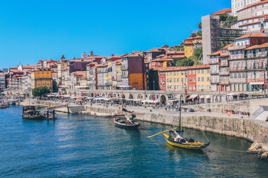 Vista de Lisboa con el Tajo representando vida en Portugal para latinos
